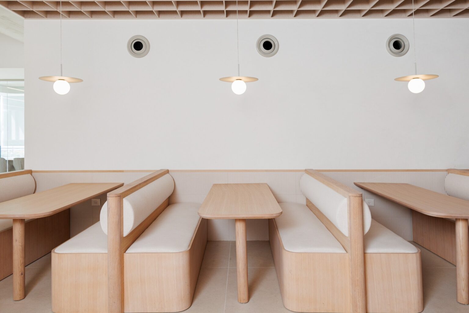 פרויקט תכנון פנים מלא עבור ניטו טק, המשלב חומריות טבעית ופרטים מוקפדים