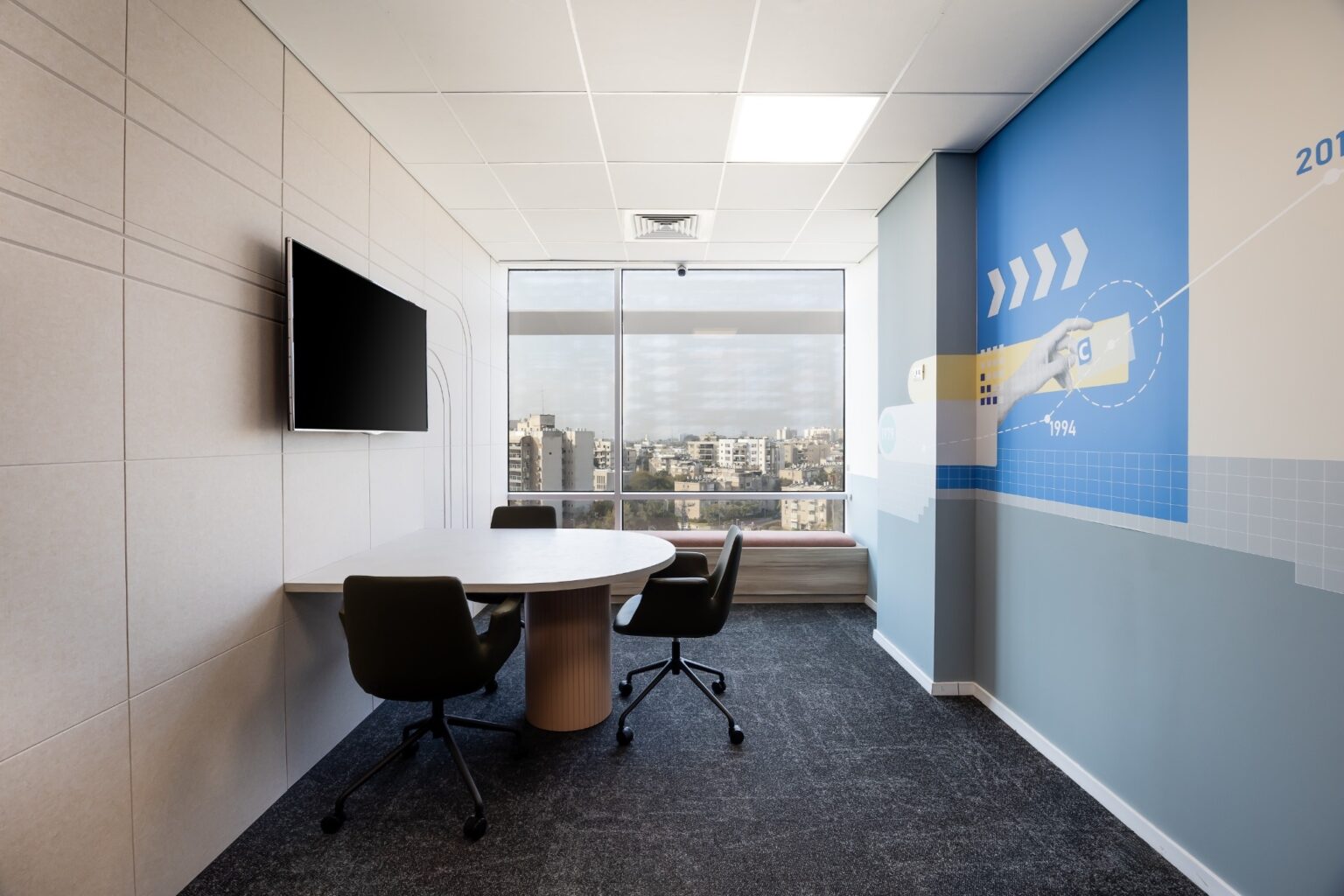 עיצוב פנים נקי ואלגנטי לחברת קארדקום על ידי בוקס אנד אאוט, עם שילוב צבעים מודרני