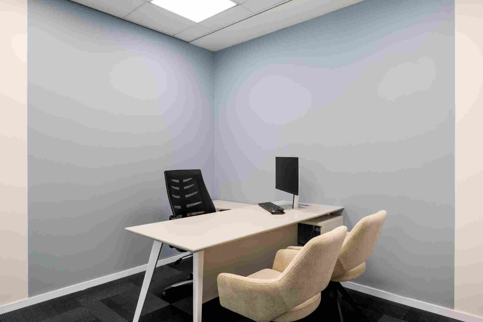 שילוב בין עץ טבעי, גוונים קרים ועיצוב פונקציונלי – תכנון של בוקס אנד אאוט לחברת קארדקום