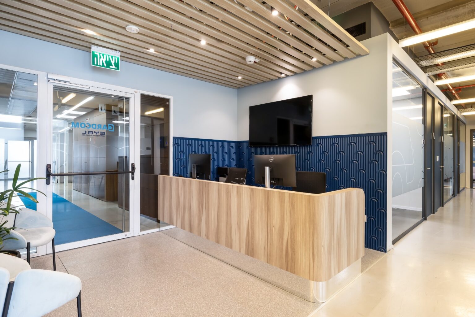 קונספט עיצובי מוקפד לקארדקום הכולל מיתוג, חומרים איכותיים וניקיון צורני