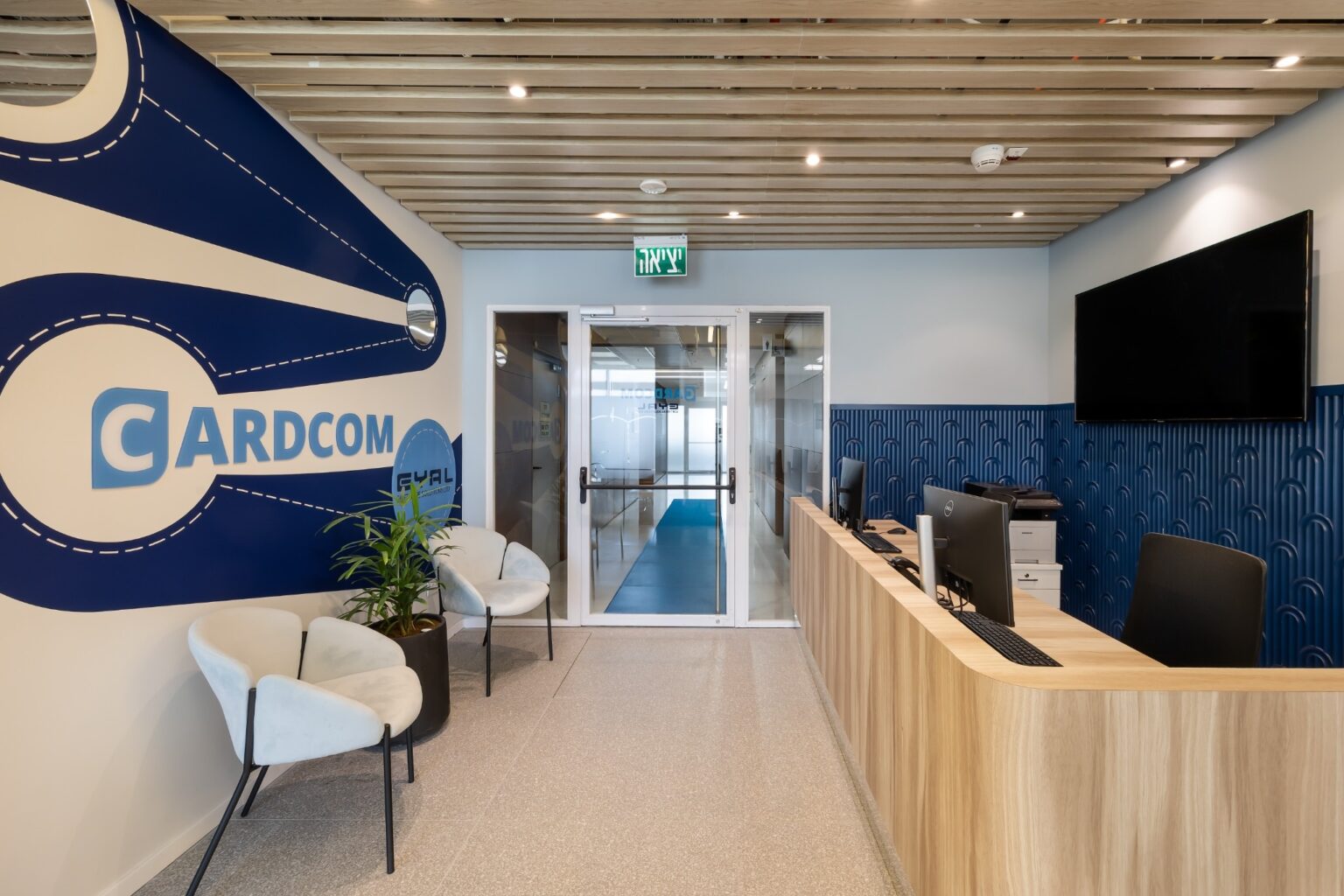 פרויקט עיצוב משרדים לקארדקום בביצוע בוקס אנד אאוט עם שפה גרפית עשירה