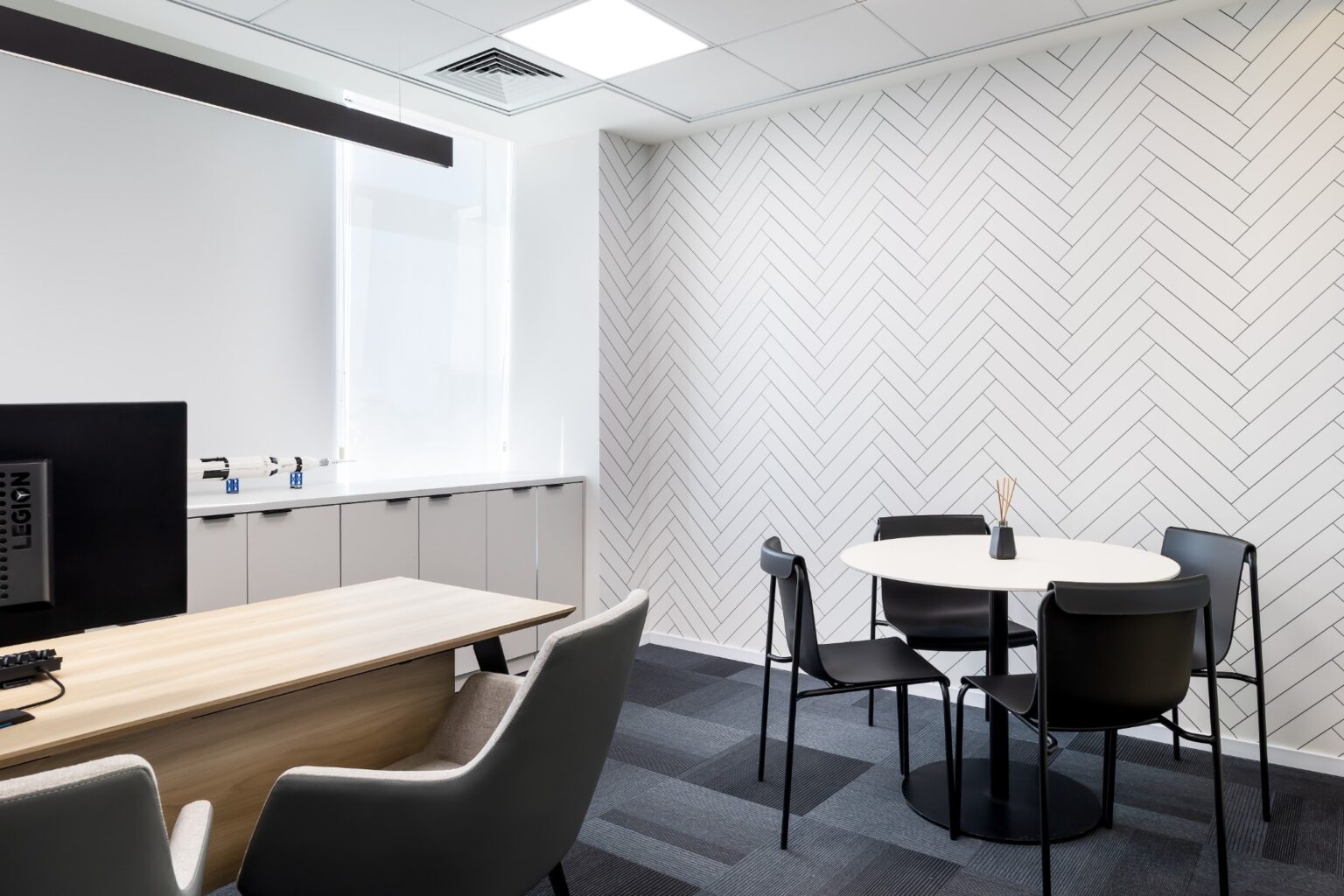 חלל המעוצב בגישה הרמונית ומקצועית על ידי בוקס אנד אאוט עבור קארדקום