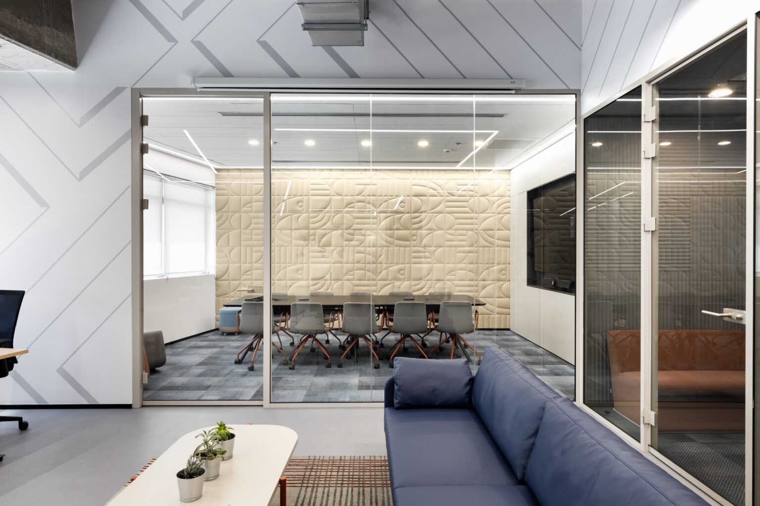 משרדים בעיצוב מינימליסטי ונקי בפרויקט של בוקס אנד אאוט לאלטאר