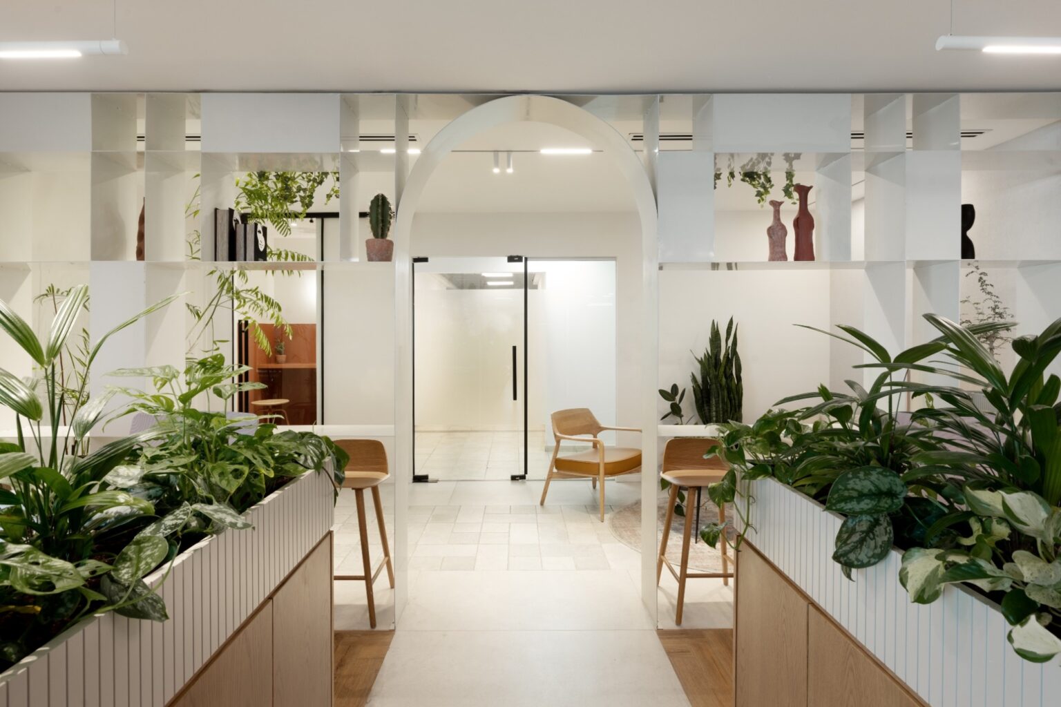 קונספט עיצובי מרגיע ונקי בחלל שתוכנן על ידי בוקס אנד אאוט לחברת פאנד אפ