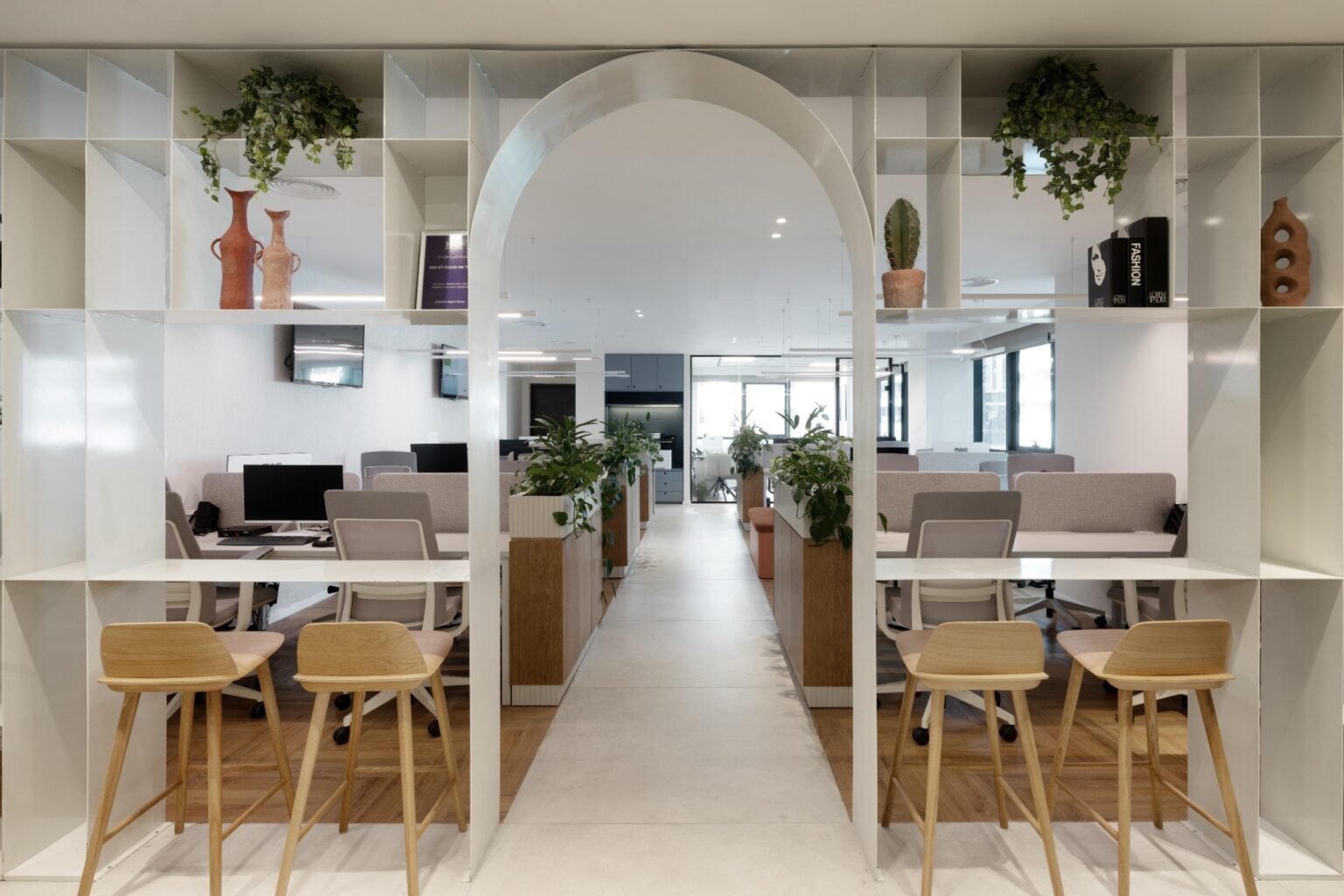 מראה עכשווי עם נגיעות של עץ וצבעוניות עדינה – פרויקט של בוקס אנד אאוט לפאנד אפ