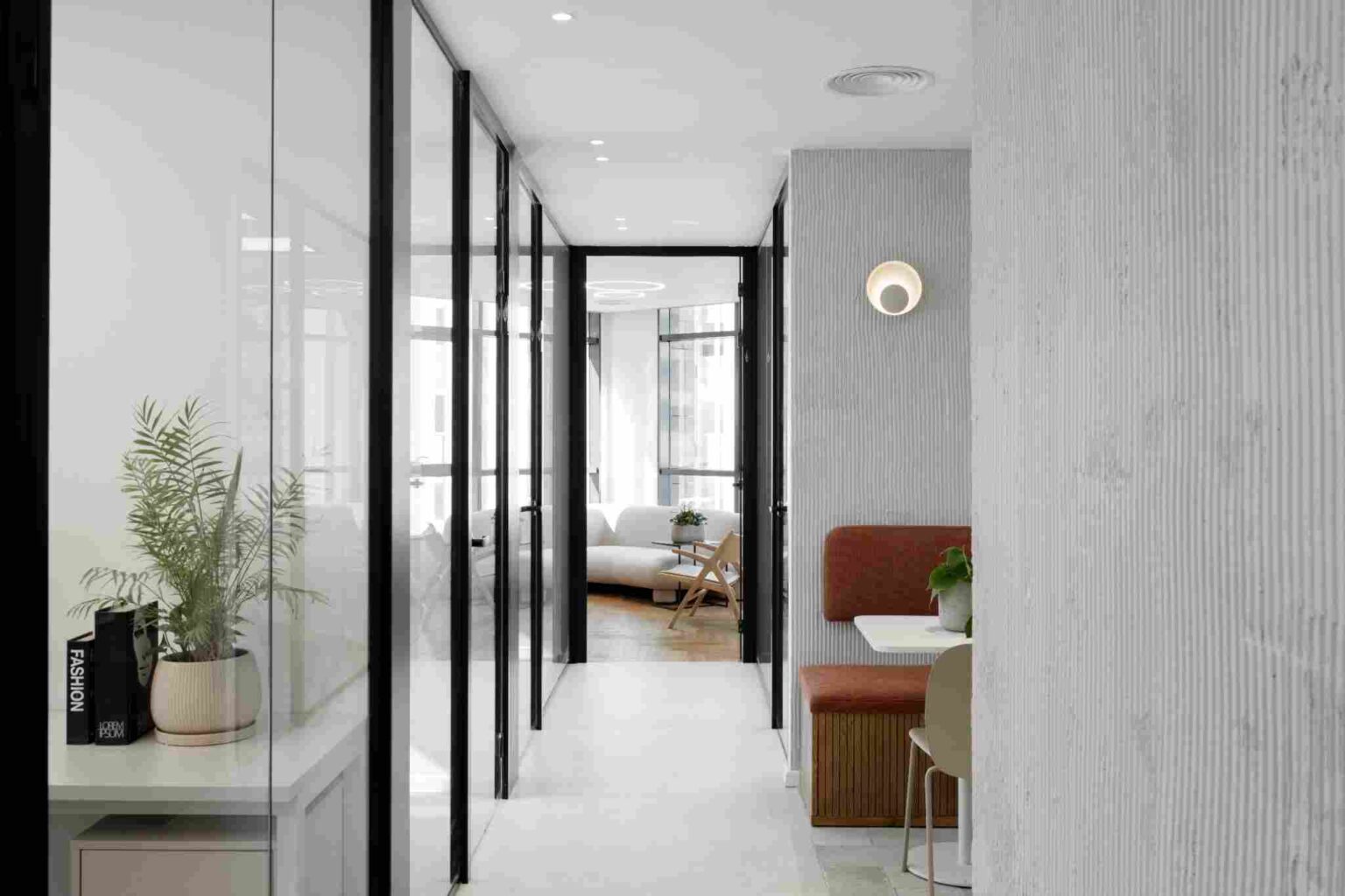 ריהוט משרדי בהתאמה אישית בעיצוב בוקס אנד אאוט עבור פאנד אפ