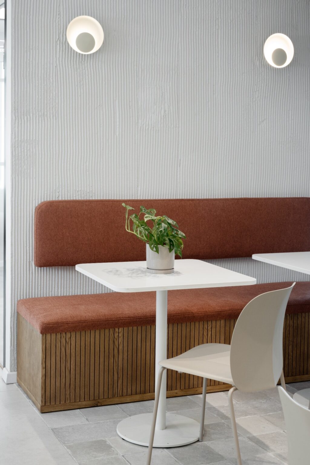 בוקס אנד אאוט בתכנון עיצוב פנים לפאנד אפ עם קווים רכים ומראה טבעי