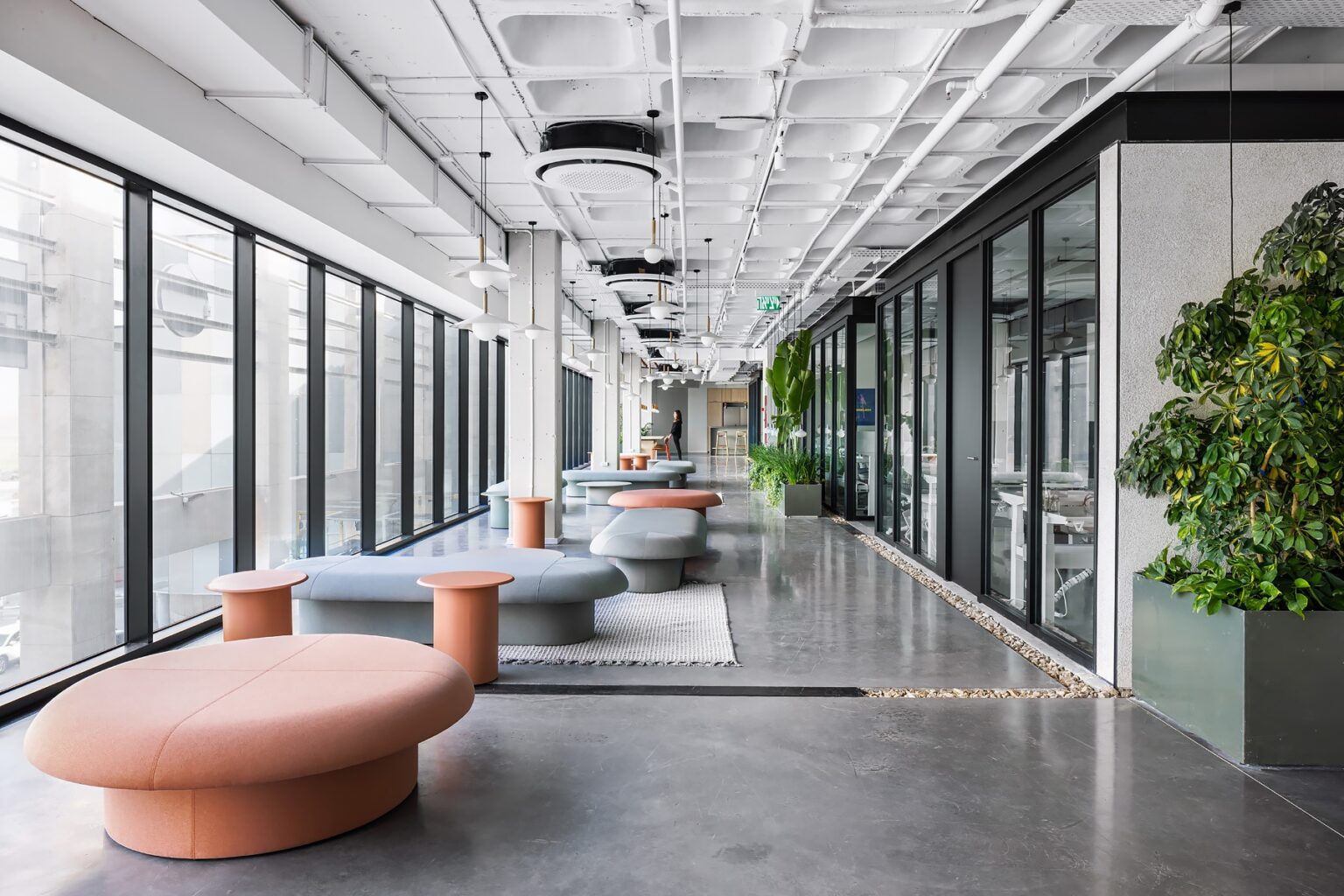 קו עיצובי נקי ומדויק עם אלמנטים בולטים של צבע וטקסטורה אצל Wix