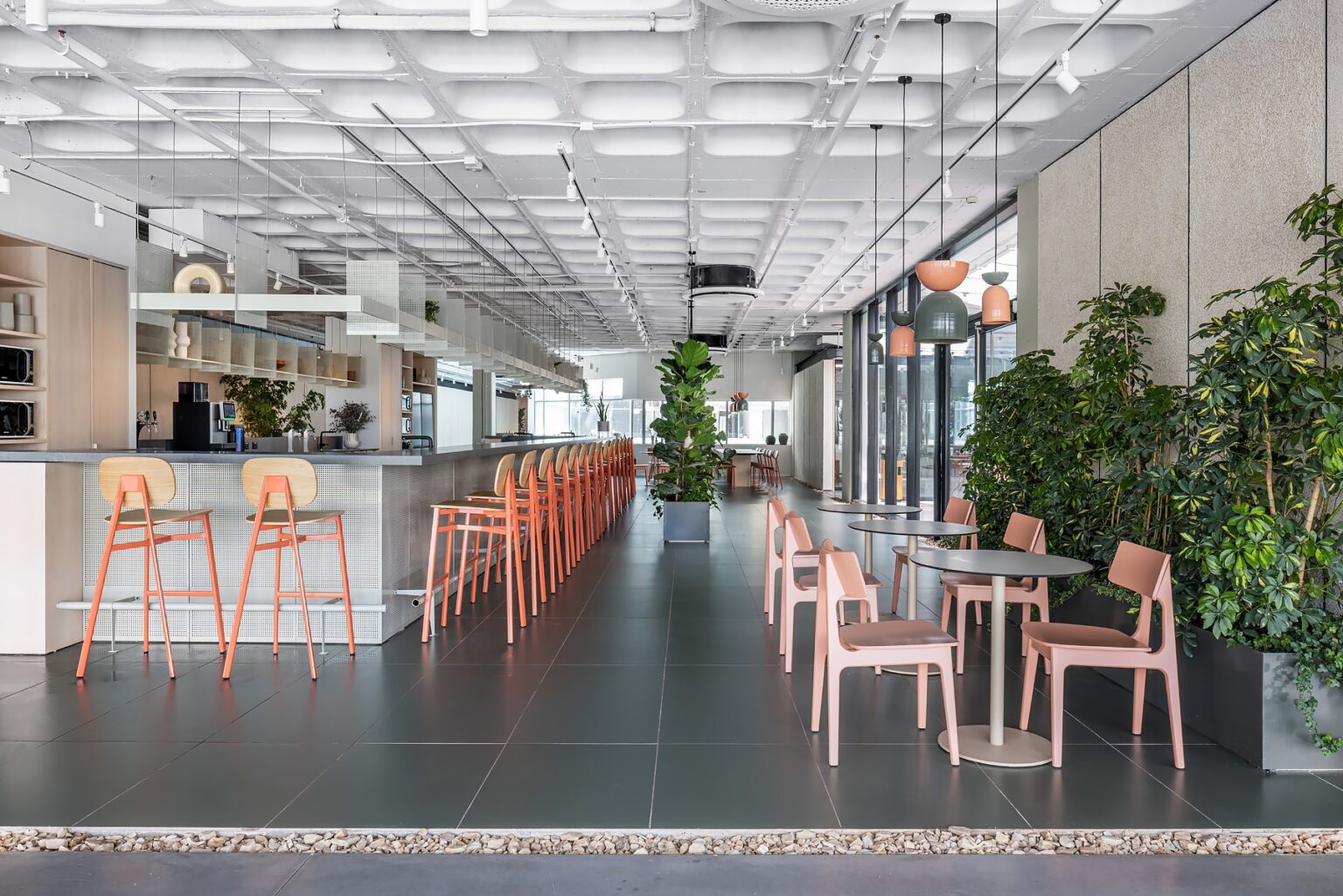 שימוש בחומרים טבעיים וריהוט מודרני בפרויקט המשרדים של Wix