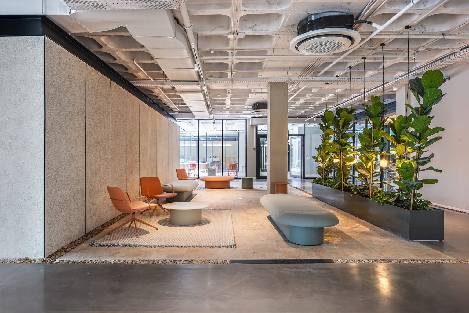 פינות ישיבה מזמינות בשילוב צבעוניות חמימה בפרויקט של Wix