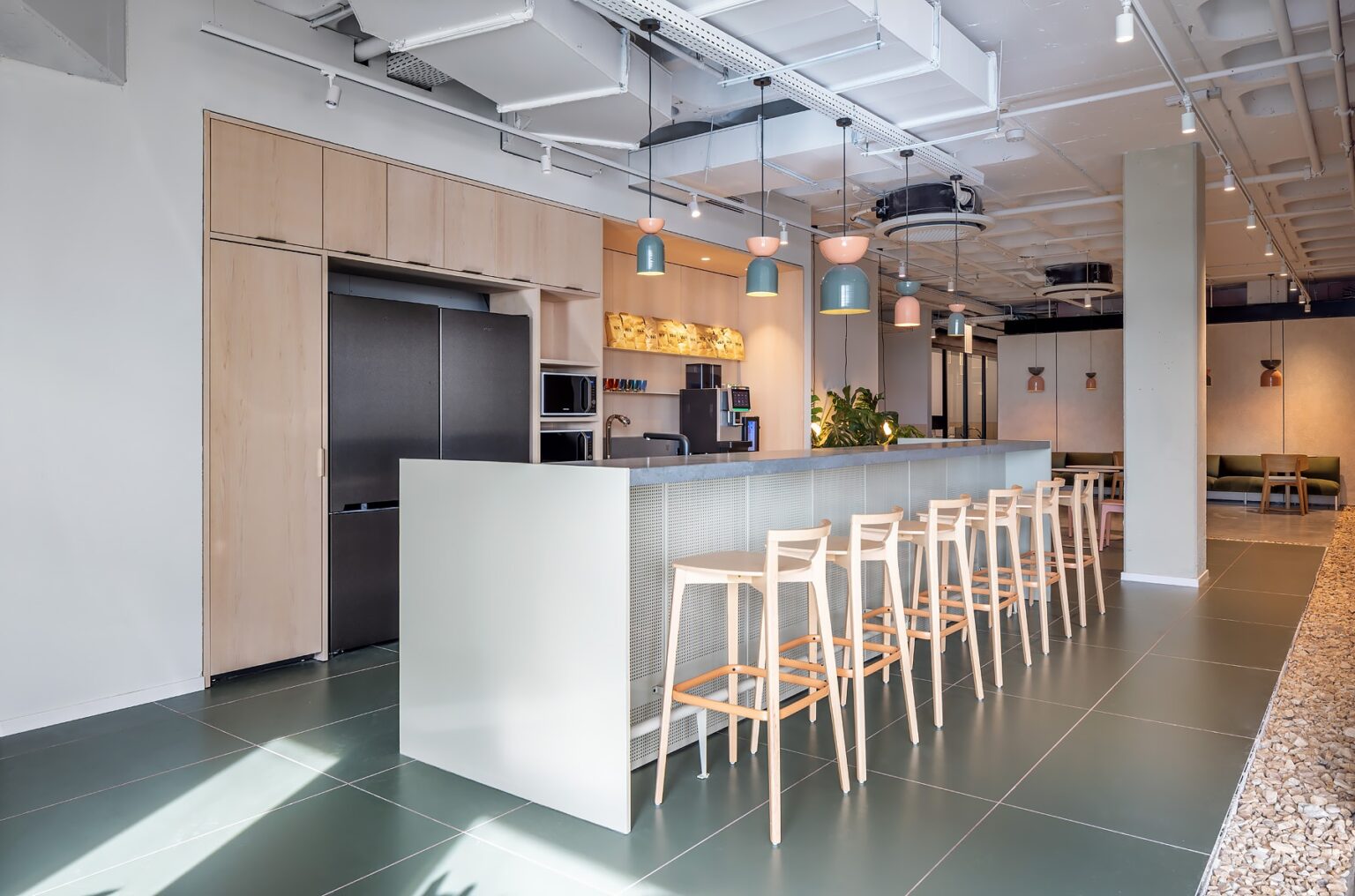 שילוב מדויק בין מודרניות לרכות עיצובית בפרויקט המשרדים של Wix