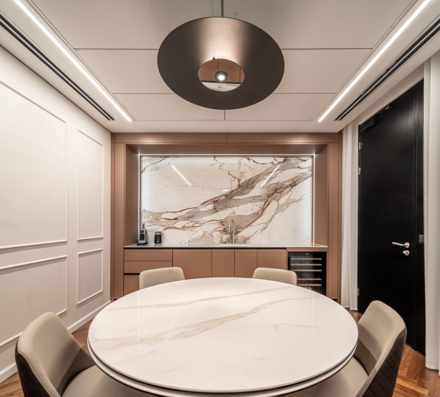 פרויקט ריהוט משרדי בסגנון יוקרתי ומוקפד