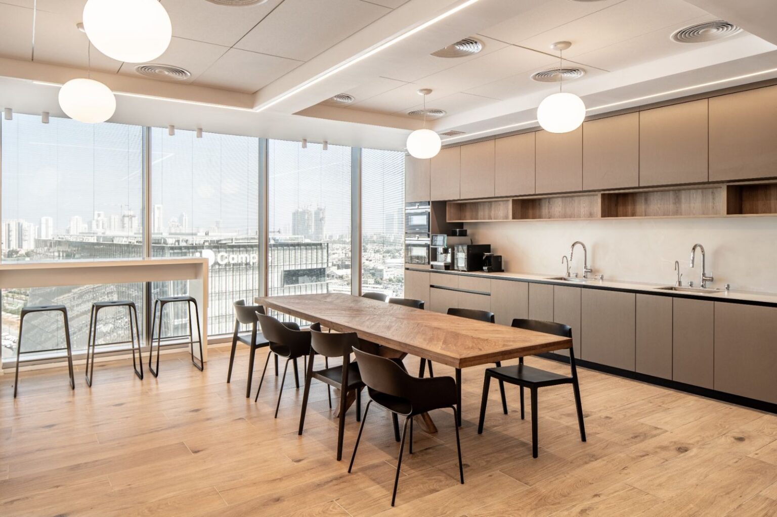 פרויקט ריהוט משרדי בסגנון מודרני